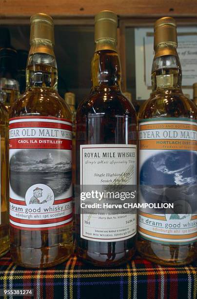 Edinburgh, an assortment of whiskies. Ecosse: Edimbourg, assortiment de whiskies.