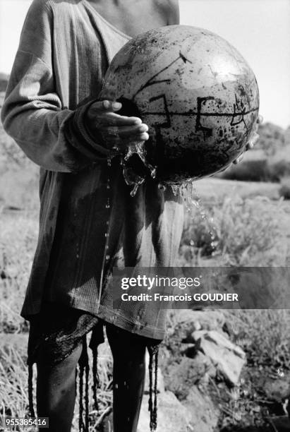 Arrosage des oignons dans un champs de Begnimatou au Pays Dogon en octobre 2001, Mali.