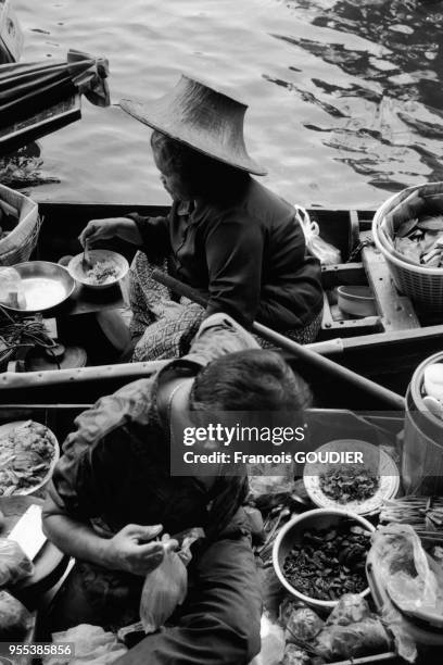 Marché flottant de Damnoen Saduak en octobre 2002, Thailande.