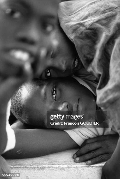 Repos de jeunes garçons de passage à L'Empire des Enfants à Dakar en janvier 2004, Sénégal.