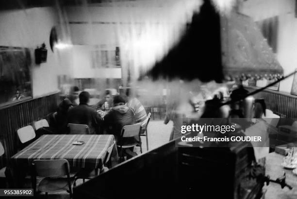 Buée sur les vitres d'un restaurant kebab d'Istanbul en décembre 1997, Turquie.