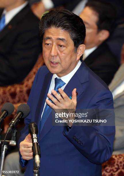 Le Premier Ministre japonais Shinzo Abe répond à une question lors d'une séance de la commission budgétaire à la Diète le 26 janvier 2017 à Tokyo,...