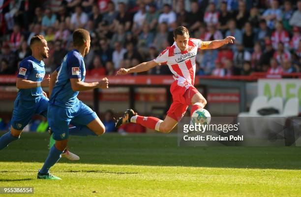 Right: Steven Skrzybski of 1 FC Union Berlin during the second Bundesliga game between Union Berlin and VfL Bochum 1848 at Stadion an der Alten...