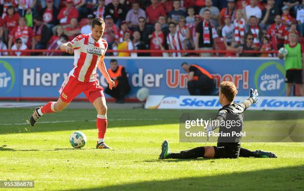 Steven Skrzybski of 1 FC Union Berlin and Manuel Riemann of VFL Bochum during the second Bundesliga game between Union Berlin and VfL Bochum 1848 at...