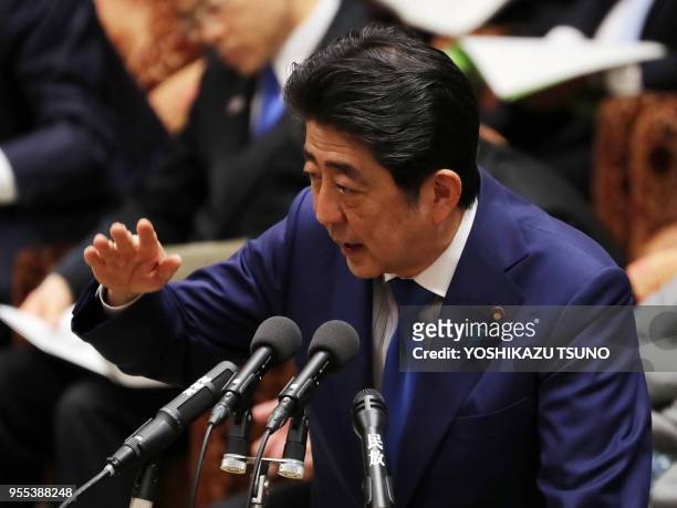 Le Premier Ministre japonais Shinzo Abe répond à une question lors d'une séance de la commission budgétaire à la Diète le 26 janvier 2017 à Tokyo,...