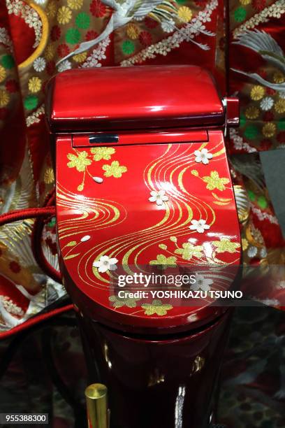 Sakamoto dévoile les toilettes 'Bidocoro' estimées à 90 000 dollars américains, décorées avec des poussières d'or et scellées de diamants et de...