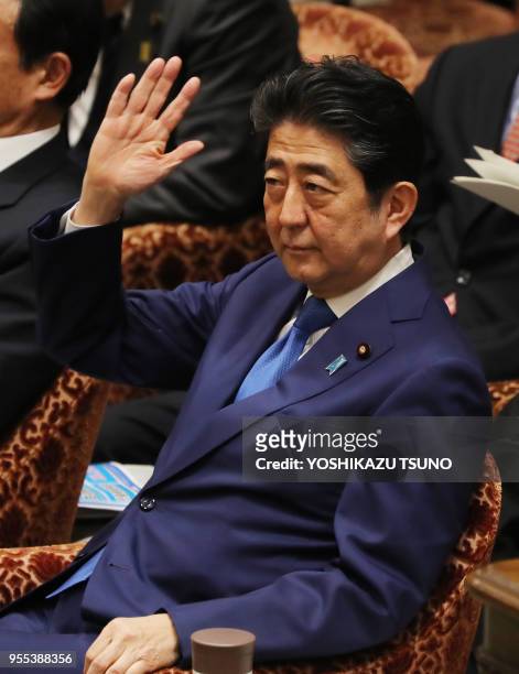 Le Premier Ministre japonais Shinzo Abe lors d'une séance de la commission budgétaire à la Diète le 26 janvier 2017 à Tokyo, Japon. Shinzo Abe espère...