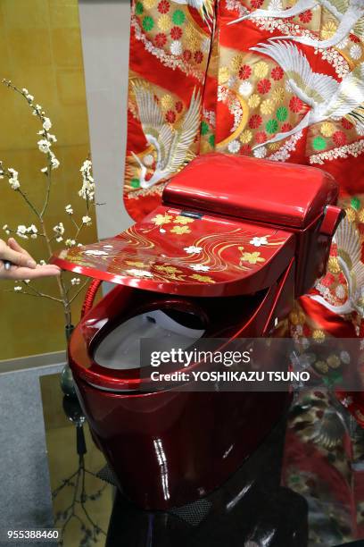 Sakamoto dévoile les toilettes 'Bidocoro' estimées à 90 000 dollars américains, décorées avec des poussières d'or et scellées de diamants et de...