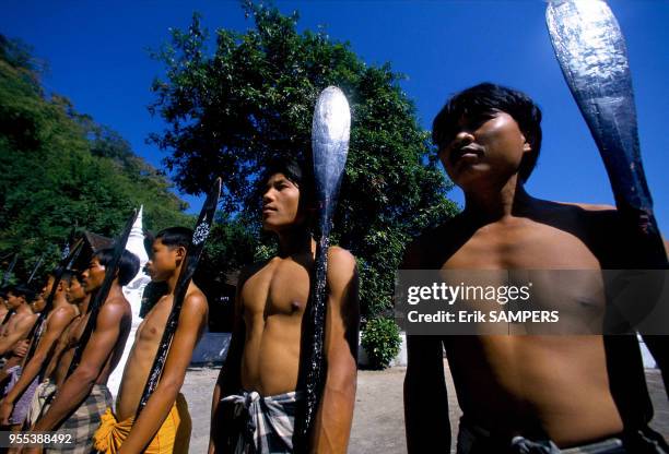 Concurrent avec leurs pagaies durant la fête des pirogues, circa 2000, en bordure du Mekong, Laos.