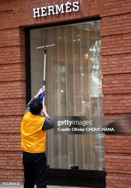 Ouverture de la Maison Hermès dans une rue commerçante de Huai Hai le 15 octobre 2014, Shanghai, Chine. C'est le cinquième magasin amiral dans le...