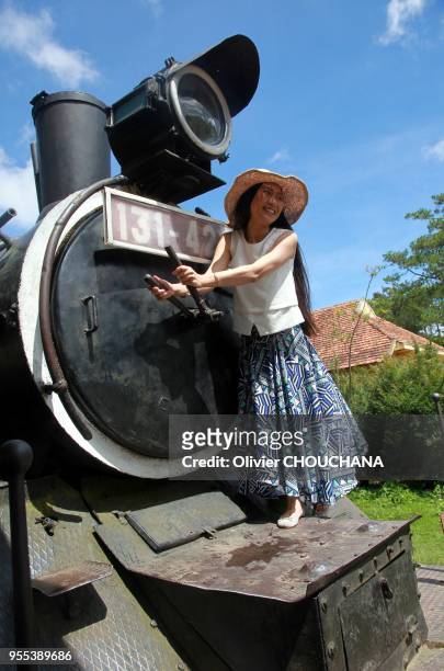 Une Touriste chinoise pose sur une ancienne locomotive dans la gare de Dalat le 22 Mai 2017, Vietnam. Le site fut découvert par le célèbre médecin...