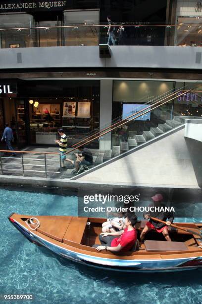 Touristes chinois sur une gondole dans le nouveau centre commercial de Marina Bay Sands à Singapour le 3 septembre 2015, Singapour.