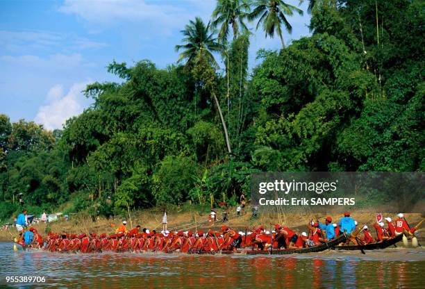 Course de pirogues durant la fête des pirogues, circa 2000, en bordure du Mekong, Laos.