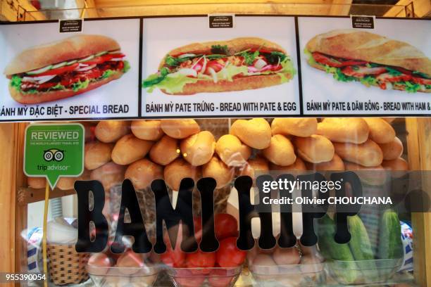 Stand de Banh Mis ou sandwichs vietnamiens le 22 septembre 2017, Hanoi, Vietnam. Signifiant pain de blé ou baguette en vietnamien, il fut introduit à...