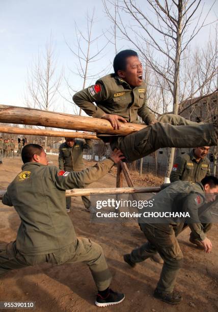 De jeunes recrues durant un entrainement intensif au métier de garde du corps dans un centre de formation de la banlieue de Pékin le 15 mars 2014 à...