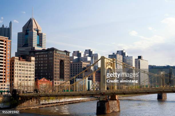 bridge in pittsburgh with view of downtown skyline - rio allegheny imagens e fotografias de stock