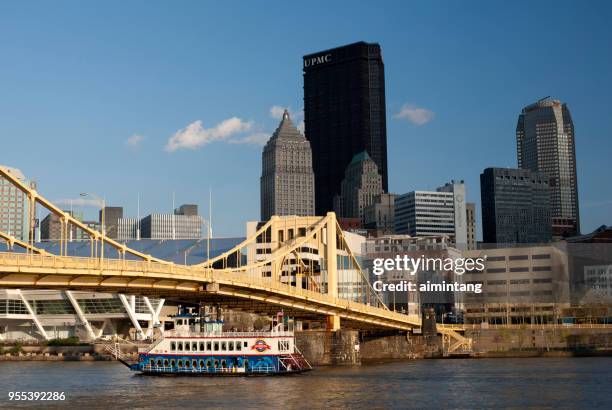 cruise ship on allegheny river with view of downtown pittsburgh skyline - rio allegheny imagens e fotografias de stock