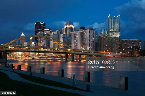 view of downtown pittsburgh skyline from the north shore of allegheny river - rio allegheny imagens e fotografias de stock