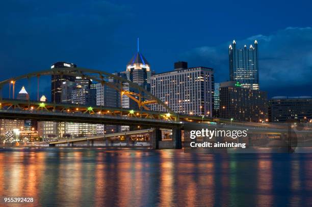 nacht-blick auf die skyline der innenstadt pittsburgh - fluss allegheny stock-fotos und bilder