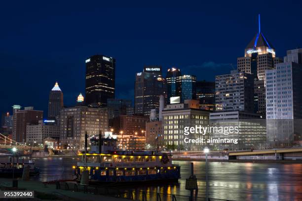 night view of downtown pittsburgh skyline from the north shore of allegheny river - rio allegheny imagens e fotografias de stock