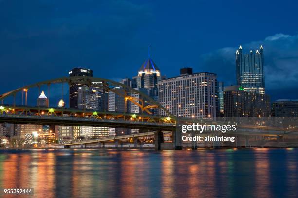 night view of downtown pittsburgh skyline from the north shore of allegheny river - rio allegheny imagens e fotografias de stock