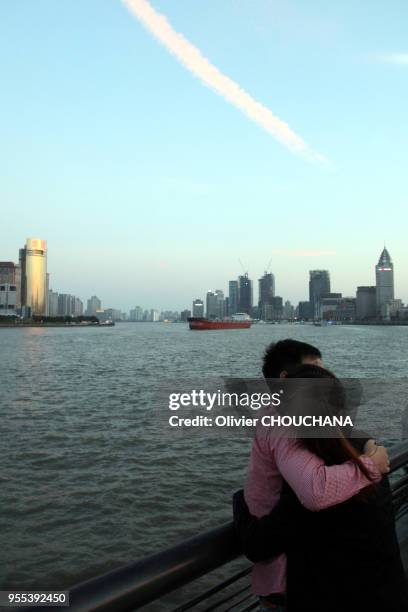 Un couple de jeunes amoureux enlassés sur la célèbre esplanade du Bund le 20 octobre 2014, Shanghai Chine.