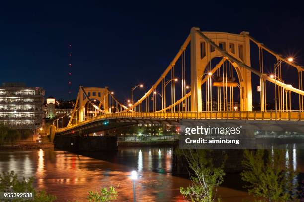 vue de la nuit du pont franchissant la rivière allegheny à pittsburgh - rivière allegheny photos et images de collection