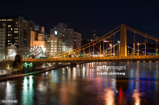 vue de nuit de pittsburgh - rivière allegheny photos et images de collection