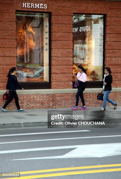 Ouverture de la Maison Hermès dans une rue commerçante de Huai Hai le 15 octobre 2014, Shanghai, Chine. C'est le cinquième magasin amiral dans le...