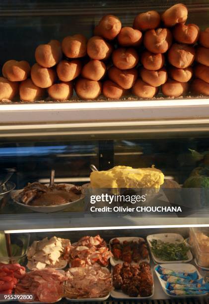 Stand de Banh Mis ou sandwichs vietnamiens le 22 septembre 2017, Hanoi, Vietnam. Signifiant pain de blé ou baguette en vietnamien, il fut introduit à...