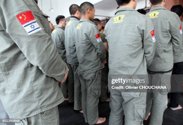 De jeunes recrues durant un entrainement intensif au métier de garde du corps dans un centre de formation de la banlieue de Pékin le 15 mars 2014 à...