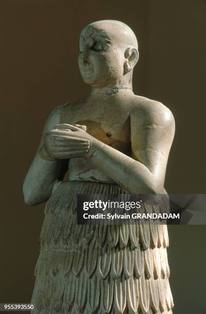 SYRIA. ALEPPO . ARCHEOLOGICAL MUSEUM. CLOSE-UP OF A VERY VALUABLE MESOPOTAMIAN STATUE.