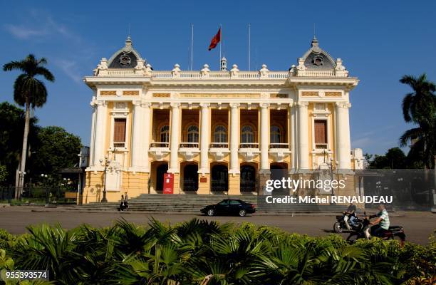 Vietnam, Hanoi, Nha Hat Lon Opera was built by the French architect François Lagisquet between 1901 and 1911 in the style of the Palais Garnier in...