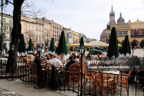 La grande place est une des plus grandes places d'Europe ,tracée d'aprés le plan de fondation de la ville de Cracovie en 1257,Pologne.