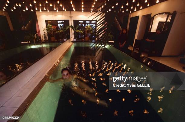 Piscine en intérieur dans la maison d'une famille de nouveaux riches à Budapest, Hongrie.