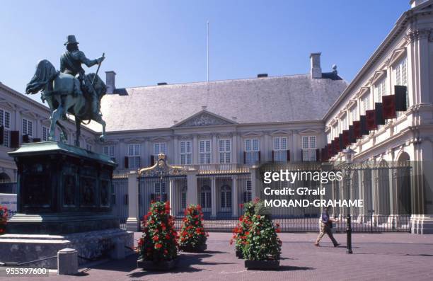 La statue équestre de Guillaume Ier d'Orange-Nassau devant le palais Noordeinde à La Haye, Pays-Bas.