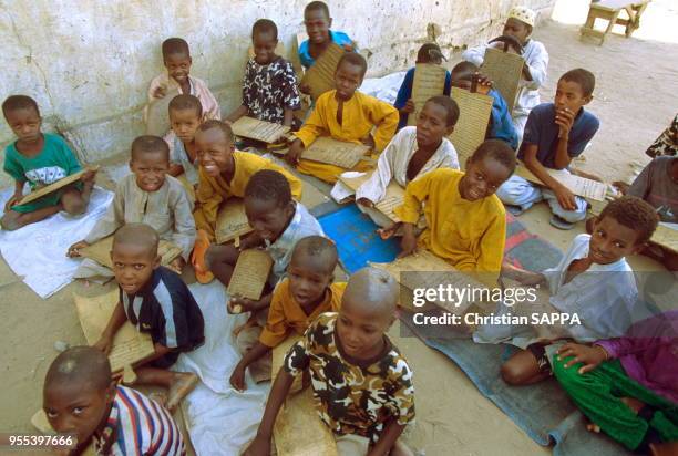 Ecole coranique dispensée sur un trottoir dans la rue, circa 1990, N'Djaména, Tchad.