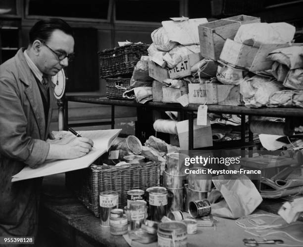 Cet homme documente et numérote tous les objets non réclamés arrivant dans ce centre pour pouvoir les retrouver facilement en cas de réclamation, à...