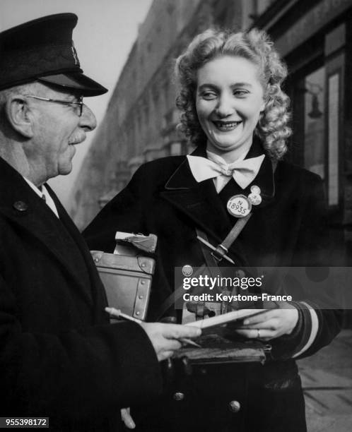 Jeune femme commençant sa première journée de travail comme contrôleuse avec le soutien d'un ancien du LPTB , à Londres, Royaume-Uni.