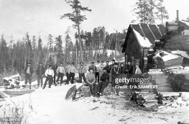 Pionniers dans la neige à Bemidji vers 1900. Ils sont venus pour travailler à la coupe du bois, chercher de l'or ou trouver des terres pour y...