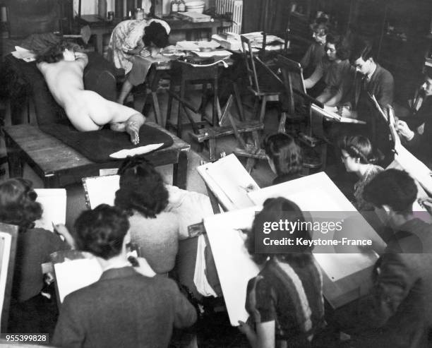 Etudiants de la Slade School et de la Ruskin Drawing School en cours de peinture face à un modèle vivant nu à l'Asmolean Museum à Oxford en...