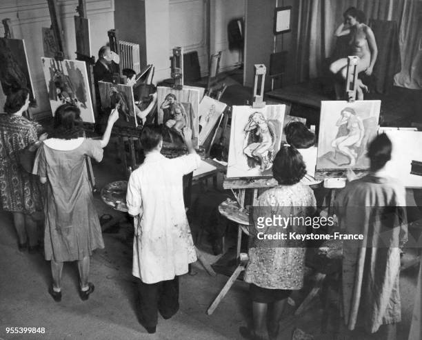 Etudiants de la Slade School en cours de peinture face à un modèle vivant nu à l'Asmolean Museum à Oxford en Angleterre, au Royaume-Uni, pendant la...