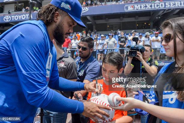 Kenley Jansen of Los Angeles Dodgers signs autographs prior the MLB game between against San Diego Padres at Estadio de Beisbol on May 6, 2018...