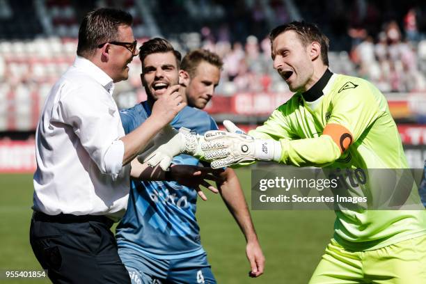 Coach John Stegeman of Heracles Almelo, Robin Propper of Heracles Almelo, Bram Castro of Heracles Almelo during the Dutch Eredivisie match between...