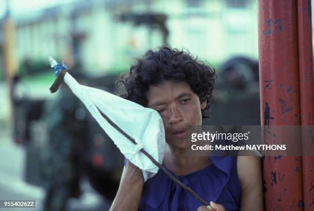 Une femme avec un drapeau blanc improvisé fuit les combats pendant la guerre civile en juin 1979 à Managua au Nicaragua.
