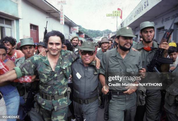 Les leaders sandisnistes Eden Pastora et Tomas Borge entourés de leurs combattants lors de la guerre civile au Nicaragua en juin 1979.