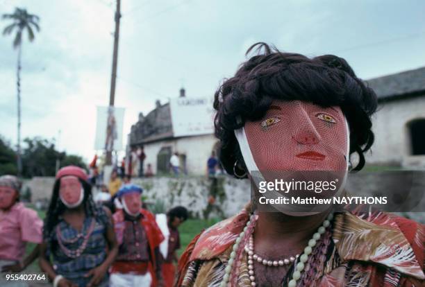 Fête traditionnelle avec des hommes travestis en femmes portant des masques dans les années 70 au Mexique.