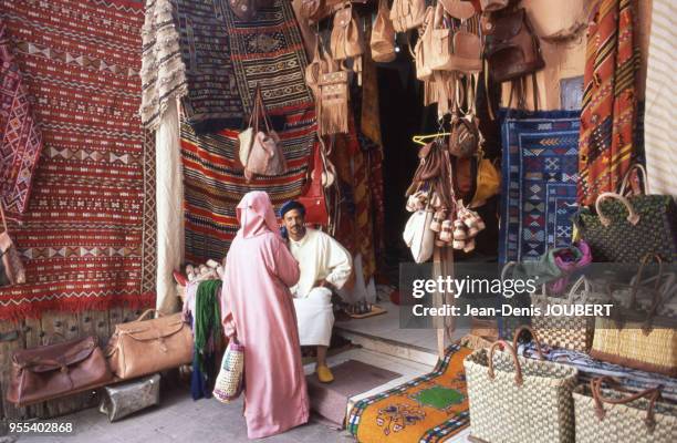 Boutique d'artisanat dans le souk de Marrakech, Maroc.