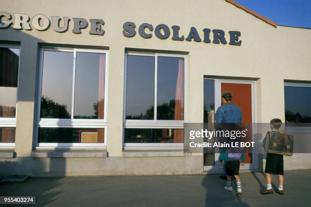 Rentrée scolaire à l'école primaire de St Aignan-de-Granlieu le 10 septembre 1992 près de Nantes en France.