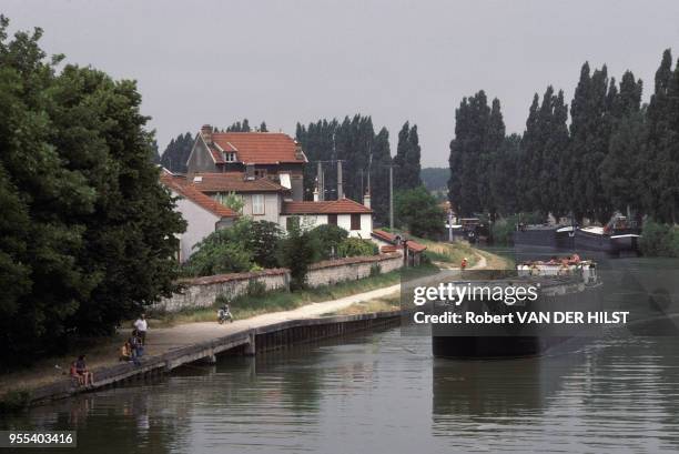 Péniche passant par Châlons-sur-Marne/Châlons-en-Champagne en juillet 1984 en France.